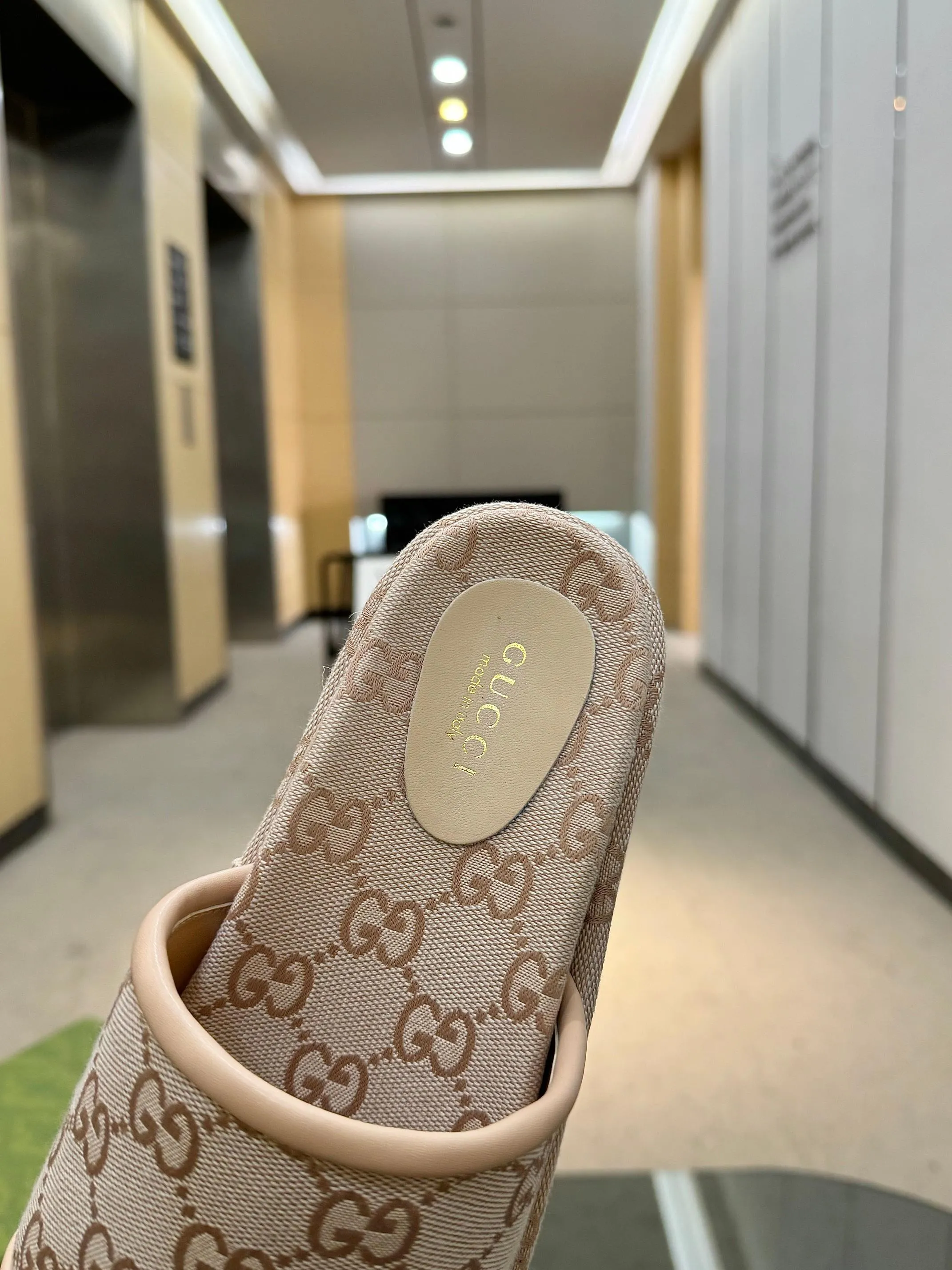👟👟Ex-factory price 400👟👟 Shipped all year round, Gucci's latest limited edition thick-soled slippers. Top quality for sale. Purchase genuine product for development. The material and workmanship are consistent with the original. Upper: original special printing process. Lining: dyed sheepskin. Outsole: Italian private model outsole. Size: 35-43M standard size. 41, 42, 43 are also customized and cannot be returned. Sole thickness: 5.5cm. Forefoot 4cm.